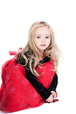 포토 JPG 해외이미지 전통 드레스 계절 여자 행복 어린이 포즈 크리스마스 장난 놀이 휴가 기념 발렌타인데이 선물 한명 미소 앉기 빨간색 금발 검은색 기쁨 아기 걸음마 해외202004 해외포토 1 헤어스타일 옷 기념일 감정 컬러 모션 데이이벤트 표정 사람 파일형식 이미지허브