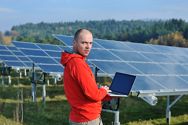 포토 JPG 해외이미지 주간 남자 산 한명 들기 상반신 성인 야외 옆모습 노트북 타이핑 태양에너지 집열판 성인남자한명만 해외202004 해외포토 자연요소 1 뷰포인트 모션 사람 전자제품 그린에너지 남자한명만 성인남자만 파일형식 이미지허브