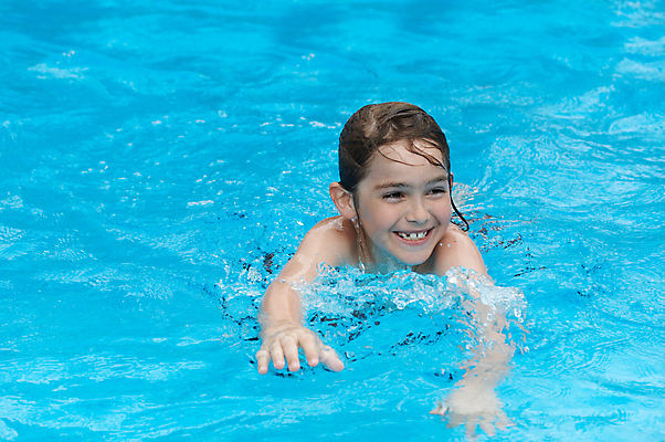 포토 JPG 해외이미지 행복 어린이 포즈 놀이 휴가 건강 한명 소년 야외 물 운동 수영 기쁨 젖음 신선 휴양지 해외202004 해외포토 자연요소 1 남자 감정 사람 장소 수상스포츠 파일형식 이미지허브