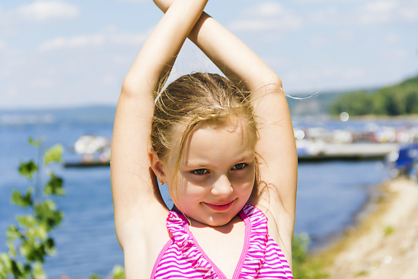 포토 JPG 해외이미지 백인 1 학생 여학생 여자 수영복 유럽 어린이 바다 분홍색 놀이 한명 야외 여름 강 금발 흰색 8 강가 6 7 해외202004 해외포토 서양인 헤어스타일 옷 계절 나라 컬러 사람 숫자 파일형식 이미지허브
