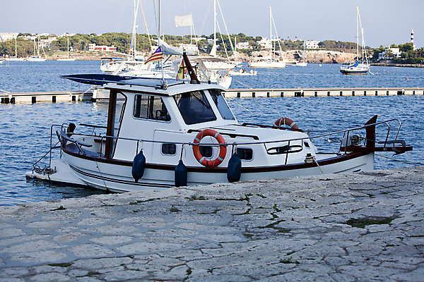 포토 JPG 해외이미지 전통 유럽 밧줄 음식 파도 바다 여행 교통시설 자연 하늘 낚시 휴가 항해 어류 풍경 사람없음 목재 물 여름 파란색 항구 흰색 잡기 만 그물 어선 보트 해산물 함선 낚시꾼 포트 돛대 수경재배 옛날 해외202004 해외포토 자연요소 나무 계절 나라 줄 컬러 교통 배_교통 재료 모션 레저 수중동물 시설 생태계 파일형식 이미지허브