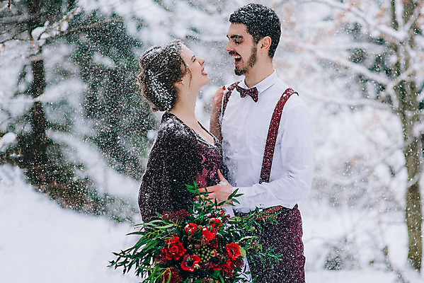 포토 JPG 해외이미지 주간 커플 여자 남자 행복 부케 결혼 겨울 사랑 웃음 상반신 성인 야외 두명 옆모습 아웃포커스 마주보기 눈 신랑신부 성인만 해외202004 해외포토 자연요소 계절 감정 신부_웨딩 뷰포인트 꽃다발 신랑 관계 모션 날씨 촬영기법 표정 사람 이벤트 파일형식 이미지허브