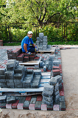 포토 JPG 해외이미지 포장 벽돌 노동자 거리 한명 블록 보행로 오솔길 땅 타일 석공 해외202004 해외포토 직업 1 길 사람 파일형식 이미지허브