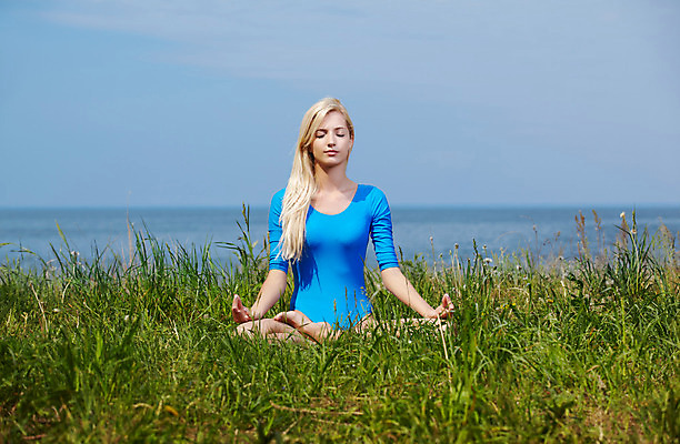 포토 JPG 해외이미지 백인 모델 라이프스타일 여자 유럽 스포츠 운동선수 건강 한명 사람 야외 초록색 여름 금발 운동 유행 흰색 화려 체조선수 체조 스타일 해외202004 해외포토 서양인 1 헤어스타일 계절 나라 컬러 컨셉 생활 파일형식 이미지허브