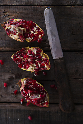 포토 JPG 해외이미지 사람없음 칼 석류 석류알 나무배경 해외202004 해외포토 백그라운드 과일 파일형식 이미지허브