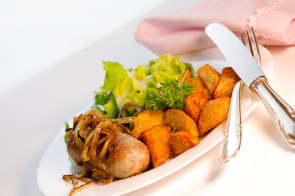 포토 JPG 해외이미지 접시 음식 포크 양파 감자 육류 돼지고기 요리 사람없음 초록색 샐러드 튀김 프랑스 소시지 칼 맛 굽기 먹기 냅킨 지역 로즈메리 프랑스어 리옹 우수 전문 해외202004 해외포토 문자 식기 유럽 컬러 컨셉 채소 식재료 모션 가공식품 구이 허브 절기 파일형식 이미지허브