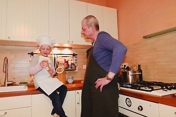 포토 JPG 해외이미지 백인 라이프스타일 남자 딸 행복 유럽 어린이 음식 2 채소 가족 관계 주택 함께함 건강 사랑 요리 사람 취미 두명 부모 컬러풀 알약 주방 신선 사발 아빠 수증기 준비 유기농 레시피 성분 점심식사 채식주의자 핸드메이드 해외202004 해외포토 서양인 웰빙 감정 나라 컬러 컨셉 건물 생활 약 식사 사기그릇 채식 파일형식 이미지허브