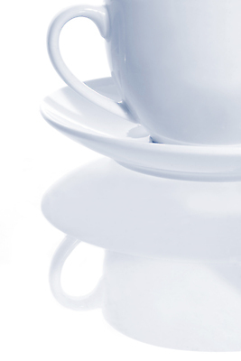 포토 JPG 해외이미지 그릇 커피 음료 사람없음 컵 파란색 반사 흰색 컵받침 상쾌 고립 해외202004 해외포토 식기 감정 컬러 받침대 파일형식 이미지허브