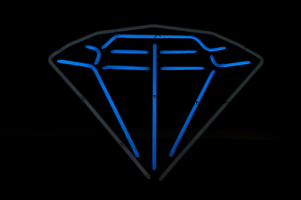 포토 JPG 해외이미지 모양 백그라운드 비즈니스 사람없음 파란색 빛 상점 검은색 어둠 회색 바위 반지 시간 은색 야간 보석 사인 네온 다이아몬드 빛망울 어려움 해외202004 해외포토 자연요소 컬러 장신구 돌_바위 광석 파일형식 이미지허브