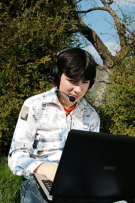 포토 JPG 해외이미지 학생 손 남자 얼굴 어린이 백그라운드 한명 소년 초록색 노트북 갈색 흰색 키보드 10 스마트 성적 고립 옛날 카피스페이스 해외202004 해외포토 1 교육 컬러 컨셉 사람 신체부위 전자제품 숫자 공백 파일형식 이미지허브