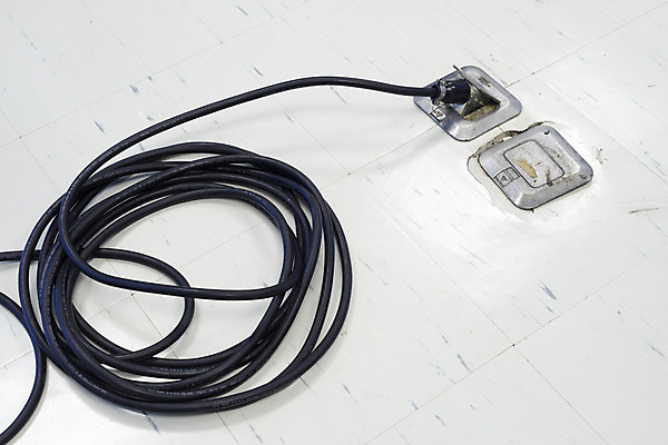 포토 JPG 해외이미지 선 벽 컨셉 비즈니스 건축양식 자연 바닥 실내 사람없음 사무실 힘 카펫 방 에너지 전선 흰색 콘센트 플러그 연결 오브젝트 철사 현재 공급 해외202004 해외포토 건축 컬러 내부 생태계 파일형식 이미지허브