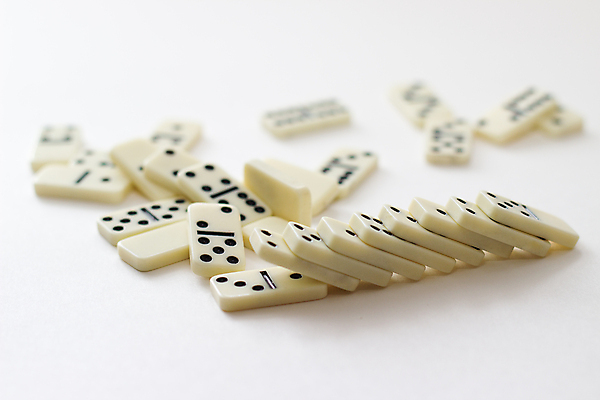 포토 JPG 해외이미지 사람없음 아웃포커스 넘어짐 도미노 쓰러짐 해외202004 무너짐 해외포토 모션 촬영기법 파일형식 이미지허브