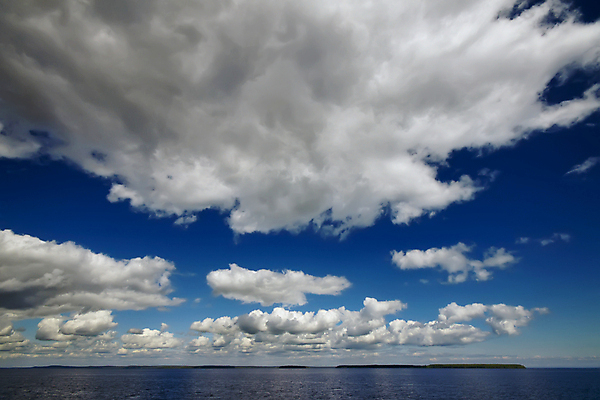 포토 JPG 해외이미지 구름 계절 호수 파도 바다 여행 백그라운드 자연 하늘 표면 날씨 풍경 사람없음 야외 물 여름 파란색 빛 햇빛 태양 반사 평화 우주 환경 맑음 침묵 자유 흰색 만 서핑 만족 장면 천국 스카이라인 내추럴 파라다이스 수평선 해외202004 해외포토 자연요소 감정 컬러 컨셉 소리 수상스포츠 생태계 파일형식 이미지허브