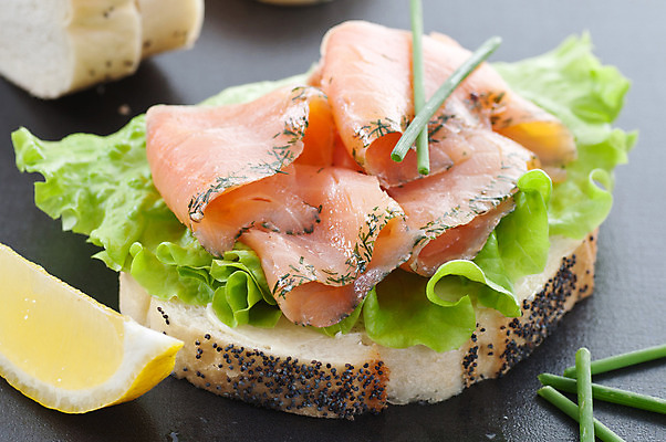 포토 JPG 해외이미지 음식 빵 샌드위치 스웨덴 어류 요리 사람없음 가로 흰색 상추 연어 해외202004 해외포토 컬러 채소 북유럽 수중동물 파일형식 이미지허브