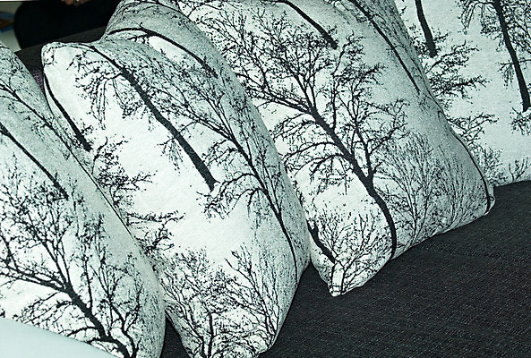 포토 JPG 해외이미지 나무 디자인 가구 쿠션 패턴 베개 침구 휴식 주택 실내 풍경 사람없음 내부 장식 소파 유행 방 흰색 화려 자수 설정 해외202004 해외포토 식물 컬러 생활용품 컨셉 무늬 의자 건물 파일형식 이미지허브