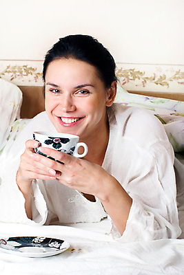 포토 JPG 해외이미지 백인 1 여자 행복 얼굴 커피 음료 백그라운드 손가락 베개 아침 휴식 실내 한명 사람 성인 내부 컵 기쁨 침실 꿈 방 덮개 흰색 침대 잡기 닫기 손톱 컵받침 입술 내추럴 거짓말 해외202004 해외포토 주간 서양인 식기 손 감정 컬러 가구 컨셉 침구 모션 신체부위 뚜껑 받침대 파일형식 이미지허브