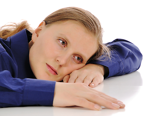 포토 JPG 해외이미지 백인 1 손 응시 여자 얼굴 셔츠 생각 실내 한명 사람 성인 파란색 머리 희망 침묵 슬픔 흰색 기다림 좌절 고독 지루함 싱글 거짓말 고립 심각 우울감 우울증 유일 해외202004 해외포토 서양인 시선 감정 컬러 컨셉 상의 모션 내부 신체부위 소리 질병 파일형식 이미지허브