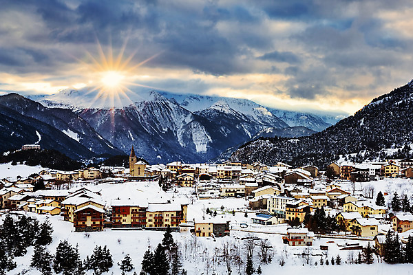 포토 JPG 해외이미지 유럽 스포츠 여행 겨울 건축양식 자연 하늘 산 풍경 사람없음 건물 빛 햇빛 태양 마을 일출 얼음 황혼 일몰 새벽 추위 프랑스 안개 흰색 야간 고도 휴양지 빙하 서리 알프스 타운 빛망울 프랑스어 샬레 절정 눈내림 해외202004 해외포토 자연요소 문자 건축물 계절 건축 나라 컬러 날씨 눈_날씨 실험기구 노을 장소 도시 생태계 파일형식 이미지허브