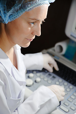 포토 JPG 해외이미지 백인 직업 여자 과학 장갑 유니폼 건강 병원 실험 한명 사람 성인 파란색 컴퓨터 약 장비 간호사 의사 흰색 공구 작업 도움 기술자 실험실 과학자 측정 발견 혁명 해외202004 해외포토 서양인 1 잡화 옷 컬러 컨셉 의학 전자제품 의료진 도구 학자 파일형식 이미지허브