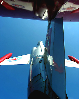 포토 JPG 해외이미지 무기 신체 날개 하늘 비행기 사람없음 빨간색 파란색 소리 덮개 흰색 공항 항공 군용 꼬리 지느러미 제트기 노즐 대패 해외202004 해외포토 컬러 항공교통 교통시설 대중교통 군대 뚜껑 파일형식 이미지허브