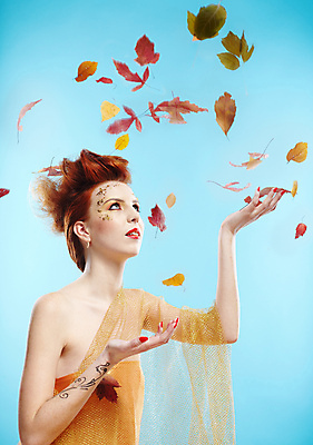 포토 JPG 해외이미지 백인 모델 라이프스타일 응시 여자 유럽 얼굴 잎 한명 사람 파란색 유행 가을 흰색 화려 우아함 해외202004 해외포토 서양인 식물 1 시선 계절 나라 컬러 컨셉 생활 신체부위 파일형식 이미지허브