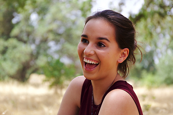 포토 JPG 해외이미지 나무 백인 공원 여자 행복 얼굴 어린이 학교 자연 한명 웃음 사람 성인 10대 초록색 맑음 놀람 흰색 해외202004 해외포토 서양인 식물 1 공공시설 교육 감정 컬러 청소년 날씨 표정 신체부위 생태계 파일형식 이미지허브