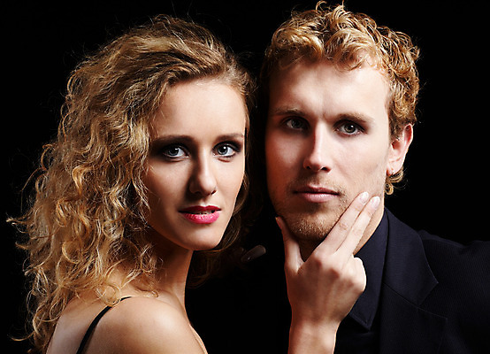 포토 JPG 해외이미지 백인 모델 라이프스타일 손 커플 여자 행복 감정 유럽 얼굴 장난 가족 관계 사랑 사람 두명 금발 유행 검은색 흰색 표현 화려 팔 러시아인 스타일 해외202004 해외포토 서양인 헤어스타일 나라 컬러 컨셉 생활 신체부위 파일형식 이미지허브