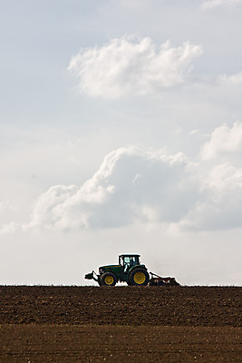 포토 JPG 해외이미지 실루엣 밭 농업 하늘 사람없음 야외 농경지 기계 흙 시골 작업 농부 땅 먼지 트랙터 땅바닥 밭일 쟁기 해외202004 해외포토 직업 산업 바닥 촬영기법 농장 농기계 특수차량 파일형식 이미지허브