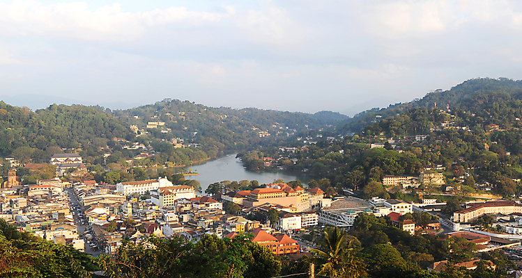 포토 JPG 해외이미지 나무 구름 전통 아시아 문화 호수 벽 여행 하늘 산 아파트 안테나 파노라마 동양인 사람없음 건물 물 태양 노란색 일몰 도시 타운 스카이라인 옛날 해외202004 해외포토 자연요소 식물 건축물 나라 컬러 통신 주택 촬영기법 인종 노을 파일형식 이미지허브
