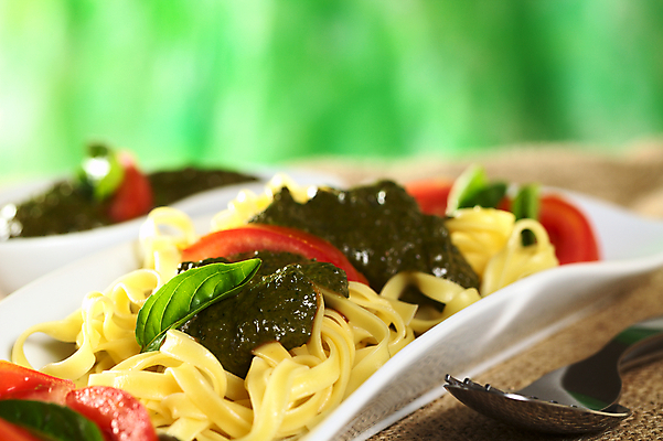 포토 JPG 해외이미지 음식 잎 토마토 파스타 마늘 요리 사람없음 가로 초록색 노란색 사진촬영 식사 저녁식사 이탈리아 신선 고명 강의 허브 국수 준비 바질 점심식사 채식주의자 탈리아텔레 해외202004 해외포토 식물 유럽 컬러 채소 서양음식 촬영 면류 채식 파스타면 파일형식 이미지허브