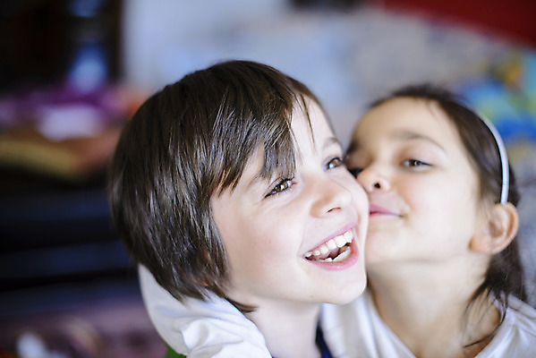 포토 JPG 해외이미지 백인 라이프스타일 여자 남자 딸 행복 어린이 컨셉 가족 관계 놀이 키스 주택 함께함 발렌타인데이 사랑 사람 소년 두명 우정 기쁨 달콤 연결 형제 언니 남동생 천진난만 해외202004 해외포토 서양인 감정 데이이벤트 건물 생활 친구 맛 애정표현 자매 동생 파일형식 이미지허브