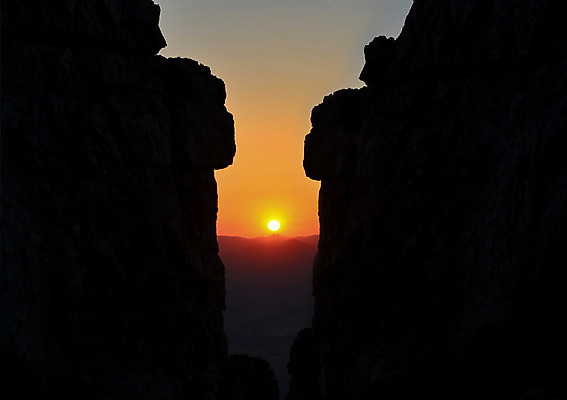 포토 JPG 해외이미지 산 풍경 사람없음 태양 일출 우아함 질감 암초 해외202004 해외포토 자연요소 컨셉 노을 파일형식 이미지허브