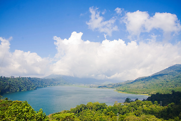 포토 JPG 해외이미지 구름 호수 여행 자연 하늘 산 풍경 사람없음 야외 초록색 물 여름 파란색 환경 침묵 활발 숲 언덕 생태학 해외202004 해외포토 자연요소 계절 교육 컬러 컨셉 소리 생태계 파일형식 이미지허브