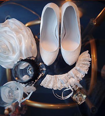 포토 JPG 해외이미지 전통 옷 결혼 백그라운드 신발 신혼부부 발 결혼식 왕관 실내 사람없음 세로 유행 흰색 베일 스타일 해외202004 해외포토 부부 컬러 이벤트 내부 신체부위 신혼 파일형식 이미지허브