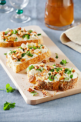 포토 JPG 해외이미지 음료 음식 빵 유리 치즈 실내 파슬리 요리 사람없음 초록색 컬러풀 갈색 노란색 와인 식사 저녁식사 견과류 흰색 닫기 애피타이저 허브 브런치 꿀 점심식사 브루스케타 입가심 크림치즈 해외202004 해외포토 식물 컬러 채소 모션 재질 유제품 주류 내부 파일형식 이미지허브