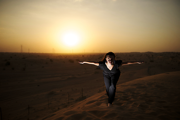 포토 JPG 해외이미지 백인 드레스 여자 모래 여행 자연 놀이 하늘 날씨 건조 따뜻함 관리 한명 사람 풍경 야외 여름 파란색 모래사장 유행 걷기 맑음 사막 자유 흰색 뜨거움 구매 이슬람교 모래언덕 언덕 사하라 내추럴 아랍에미리트 두바이 아랍어 해외202004 해외포토 서양인 1 옷 계절 종교 바다 컬러 컨셉 중동 모션 아프리카 쇼핑 생태계 파일형식 이미지허브