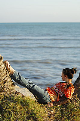 포토 JPG 해외이미지 모래 바다 여행 휴가 휴식 수영장 손바닥 한명 파란색 햇빛 태양 평화 꿈 잠 해먹 파라다이스 해외202004 해외포토 자연요소 1 손 컬러 컨셉 사람 침대 파일형식 이미지허브