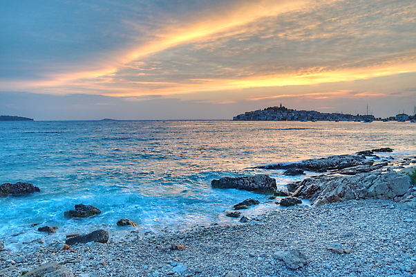 포토 JPG 해외이미지 유럽 바다 섬 여행 건축양식 하늘 휴가 파노라마 풍경 사람없음 건물 물 여름 파란색 도시풍경 항구 일몰 바위 도시 지중해 장면 타운 크로아티아 옛날 수평선 해외202004 해외포토 자연요소 건축물 계절 건축 나라 컬러 교통시설 촬영기법 노을 돌_바위 파일형식 이미지허브