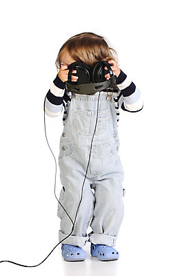 포토 JPG 해외이미지 백인 1 라이프스타일 응시 옷 여자 행복 얼굴 어린이 음악 장난 놀이 건강 한명 사람 헤드폰 소리 듣기 흰색 표현 아기 직물 달콤 피부 만족 오디오 결백 고립 해외202004 해외포토 서양인 시선 감정 컬러 음향기기 모션 문화예술 생활 신체부위 전자제품 맛 파일형식 이미지허브