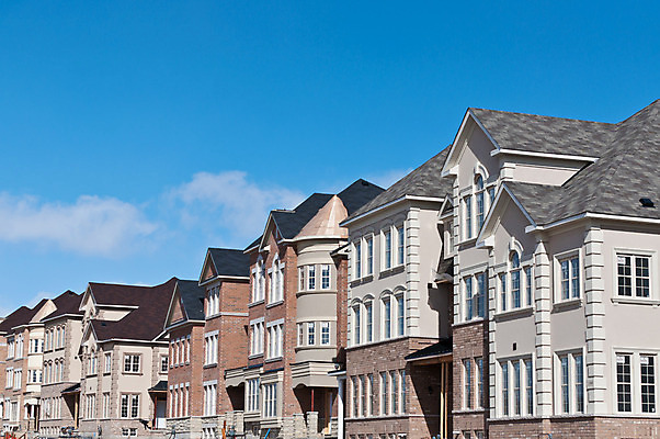 포토 JPG 해외이미지 하늘 새로움 주택 사람없음 야외 건물 가로 파란색 컬러풀 계단 건설현장 연립주택 이웃 교외 해외202004 해외포토 건축물 컬러 컨셉 건설업 파일형식 이미지허브