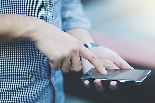 포토 JPG 해외이미지 라이프스타일 손 남자 백그라운드 인터넷 비즈니스 통신 손가락 아침 모바일 사람 사람없음 야외 스마트폰 핸드폰 독서 디지털 스크린 터치 타이핑 잡기 업무 직장인 비즈니스맨 메시지 이메일 닫기 무선전화기 전화기 고객 스마트 부름 문자메시지 터치스크린 셀룰러 해외202004 해외포토 주간 직업 컨셉 모션 생활 신체부위 전자제품 스마트기기 작업 파일형식 이미지허브