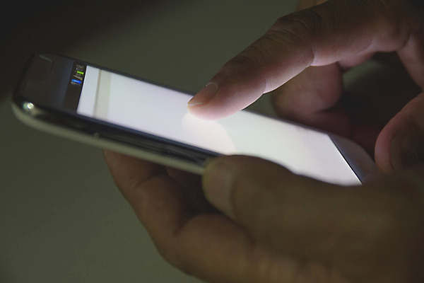 포토 JPG 해외이미지 라이프스타일 손 여자 백그라운드 비즈니스 통신 손가락 모바일 거리 세포 관리 사람 사람없음 목재 스마트폰 핸드폰 디지털 스크린 터치 잡기 도시 메시지 역 야간 전화기 스마트 목업 힙스터 해외202004 해외포토 자연요소 나무 패션 컨셉 재료 교통시설 모션 생활 신체부위 전자제품 스마트기기 파일형식 이미지허브