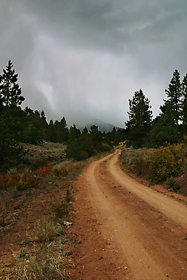 포토 JPG 해외이미지 구름 자국 자연 하늘 산 풍경 사람없음 안개 가을 숲 위험 번개 폭풍 뿌연 절정 폭풍우 해외202004 해외포토 자연요소 계절 컨셉 날씨 비_날씨 자연재해 생태계 파일형식 이미지허브