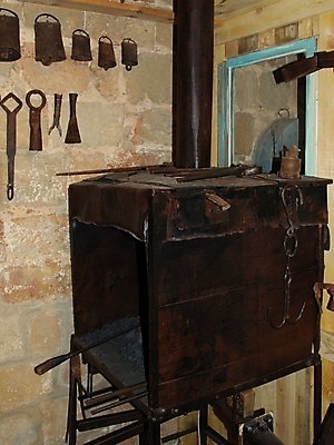 포토 JPG 해외이미지 직업 전통 산업 문화 공장 기술 미술 사람없음 상점 금속 장비 골동품 공구 업무 작업 뜨거움 작업실 역사 망치 철 부식 구식 서쪽 석탄 스트라이크 옛날 조작 철강 핸드메이드 해외202004 해외포토 공업 재질 문화예술 도구 방향 파일형식 이미지허브