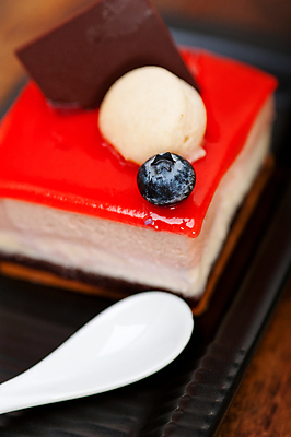 포토 JPG 해외이미지 디저트 실내 사람없음 숟가락 블루베리 딸기맛 무스케이크 해외202004 해외포토 음식 과일 딸기 수저 내부 케이크 맛 파일형식 이미지허브