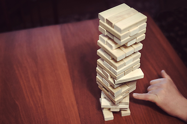 포토 JPG 해외이미지 손 교육 백그라운드 컨셉 비즈니스 건축양식 놀이 성공 추상 벽돌 사람없음 건물 목재 경제 장난감 쌓기 탑 검은색 어둠 경쟁 블록 가을 게임 흰색 비즈니스맨 변화 선택 위험 큐브 오브젝트 피라미드 기회 개발 고립 해외202004 해외포토 나무 건축물 계절 남자 건축 컬러 무늬 재료 모션 신체부위 직장인 랜드마크 파일형식 이미지허브