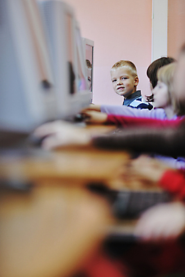 포토 JPG 해외이미지 여자 교육 남자 행복 어린이 의자 교실 학교 수업 함께함 한명 사람 앉기 소년 친구 스터디 컴퓨터 교사 가르침 그룹 책상 어린이만 해외202004 해외포토 직업 1 감정 가구 컨셉 관계 모션 전자제품 학습 파일형식 이미지허브