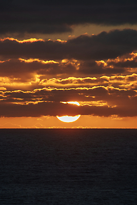 포토 JPG 해외이미지 구름 파도 바다 여행 오렌지 하늘 추상 풍경 사람없음 야외 빨간색 초록색 물 여름 파란색 빛 컬러풀 햇빛 태양 노란색 머리 일출 황혼 일몰 새벽 망원경 터치 광선 황금 호주 저녁 매움 마법 서쪽 순간 전후 수평선 해외202004 해외포토 자연요소 계절 컬러 무늬 과일 신체부위 노을 비교 오세아니아 맛 야간 방향 파일형식 이미지허브