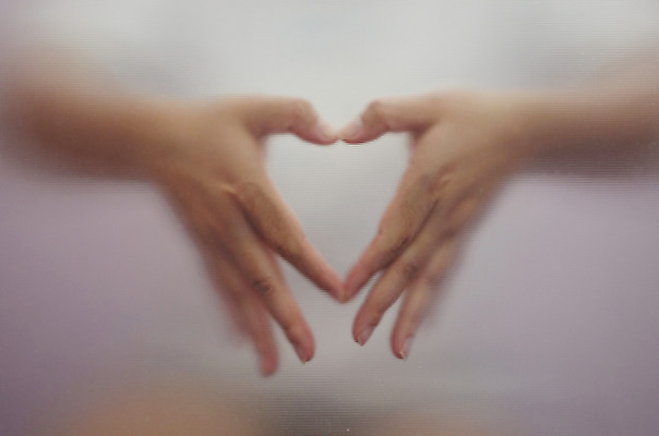 포토 JPG 해외이미지 모양 아이콘 손 남자 감정 백그라운드 컨셉 손가락 관계 결혼식 추상 발렌타인데이 사랑 사람없음 하트 표현 달콤 심볼 사인 보여주기 해외202004 해외포토 결혼 무늬 모션 데이이벤트 사람 신체부위 맛 파일형식 이미지허브