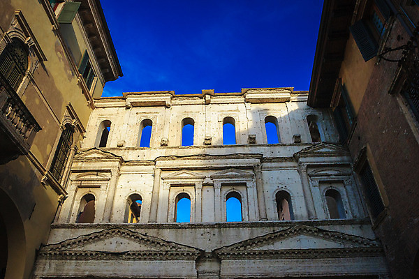 포토 JPG 해외이미지 전통 유럽 기독교 종교 문화 여행 컨셉 십자가 건축양식 하늘 부활절 아이디어 사랑 사람없음 건물 성당 교회 탑 성경 희망 천주교 기도 축하 죽음 기둥 예수 영혼 역사 구출 심볼 타운 천국 첨탑 용서 바실리카 베로나 숭배 옛날 제단 스타일 해외202004 해외포토 건축물 기념일 건축 감정 나라 종교용품 종교건축 도시 도움 신_종교 파일형식 이미지허브